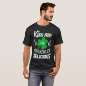 Kiss Me Im Magically Delicious Graphic St Patricks Tシャツ (正面フル)