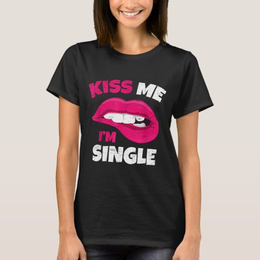 Kiss Me I'm Single Love Happy Valentine Day Wife H Tシャツ (正面)