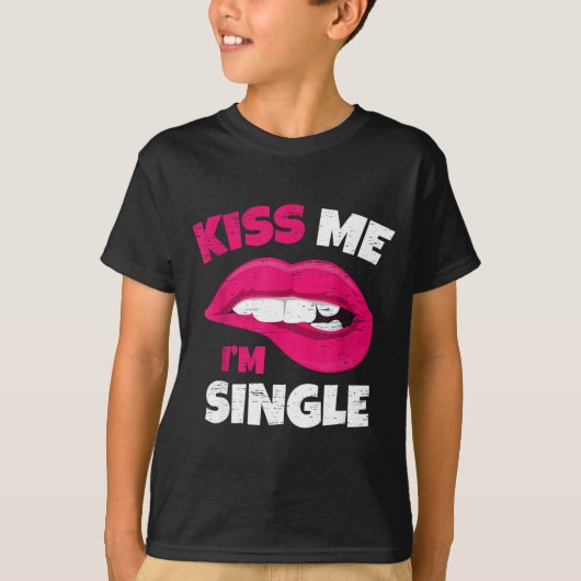 Kiss Me I'm Single Love Happy Valentine Day Wife H Tシャツ (正面)