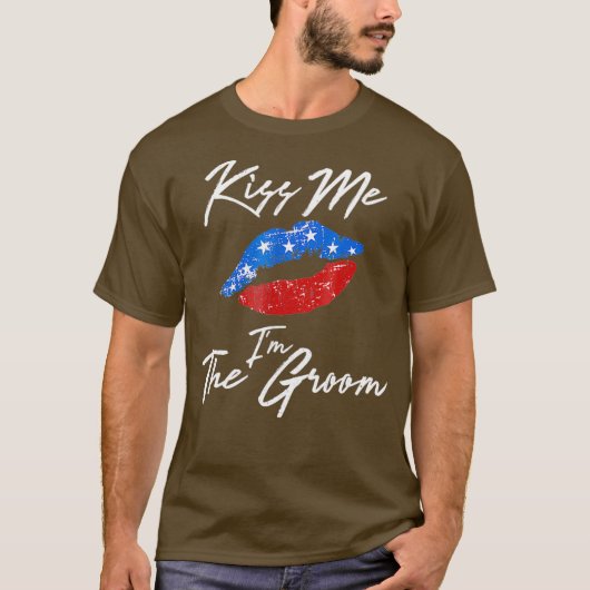 Kiss Me Im The Groom July 4th Engagement Party Tシャツ (正面)
