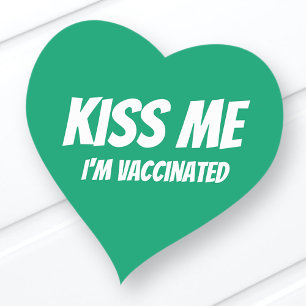 Kiss Me I'm Vaccinated Modern Cute Funny Quote ハートシール