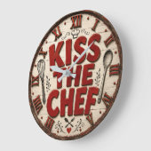 Kiss the Chef Rustic Farmhouse Kitchen ラージ壁時計 (傾斜)