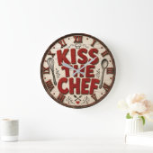 Kiss the Chef Rustic Farmhouse Kitchen ラージ壁時計 (ホーム)