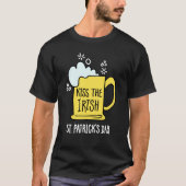 Kiss the Irish Beer St. Patrick’s Day Black shirt Tシャツ (正面)