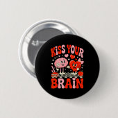 Kiss Your Brain Women Valentine's Day Retro School 缶バッジ (正面&裏面)