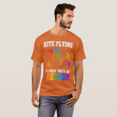 Kite Flying Freedomhrowback Hobby Colorful Kite gi Tシャツ (正面フル)