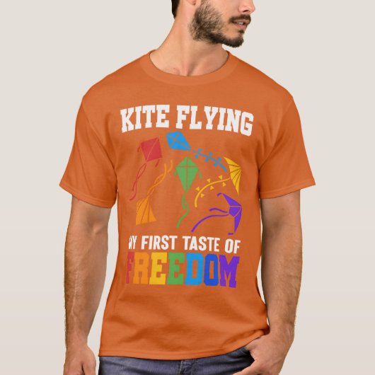 Kite Flying Freedomhrowback Hobby Colorful Kite gi Tシャツ (正面)