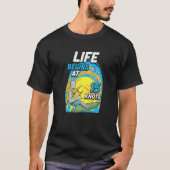 Kiteboarder Life Begins At 15 Knots  Kiteboarding Tシャツ (正面)