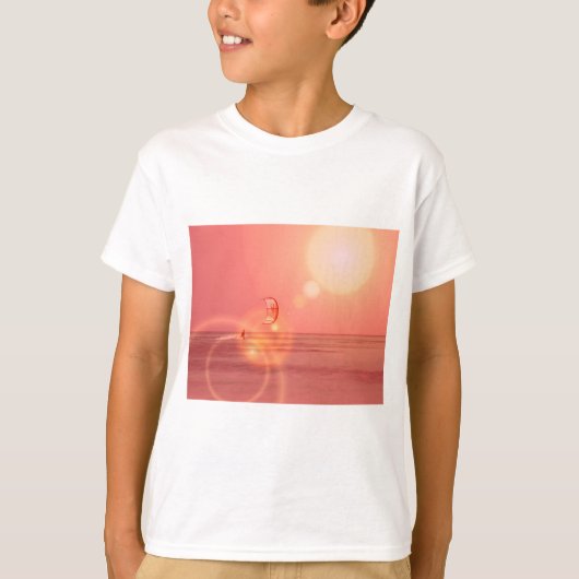 Kiteboardingの日没はワイシャツをからかいます Tシャツ (正面)