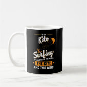 Kitesurfing mit Board und Wind コーヒーマグカップ (左)