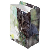 Kittenクリスマスタイム抱き枕 – 中、マット ミディアムペーパーバッグ (裏面アングル)