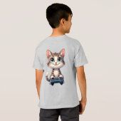 Kitten Holding Game Controller Smiling Gamer Cat Tシャツ (裏面フル)