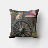Kitten On an Old Wagon Wheel  クッション (裏面)