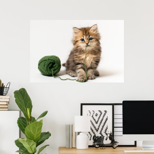 Kitten With Green Yarn ポスター (ホームオフィス)
