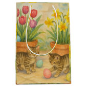 Kittens Playing with Easter Eggs  ミディアムペーパーバッグ (正面)