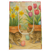 Kittens Playing with Easter Eggs  ミディアムペーパーバッグ (裏面)