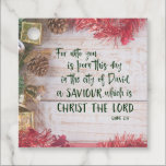 KJV Luke Bible Verse Christmas Squareステッカー フェイバータグ<br><div class="desc">KJV Luke Bible Verse Christmasラベル。白い木の背景とヴィンテージインスパイアのデザインは、ルカ2聖書の節を特集して、「あなた方は今日、主なるキリストである救い主ダビデの街で現れる。「クリスチャン引用文店のKJVクリスマスコレクションで詳細を見る。以下のリンク：</div>