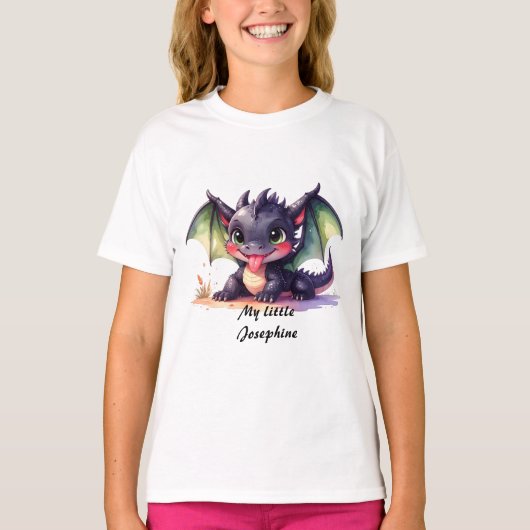 Kleiner baby Drache streckt die Zunge raus Tシャツ (正面)