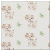 Kleiner Hund mit Schmetterling ファブリック (クローズアップ)