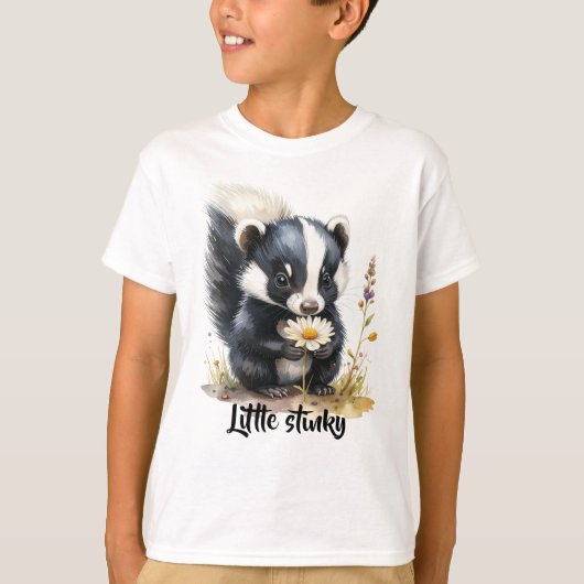 Kleines Stinktier schnüffelt an Gänseblümchen  Tシャツ (正面)