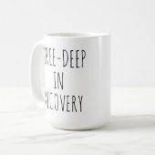 Knee Deep In Recovery, Post Surgery Gift コーヒーマグカップ (正面左)