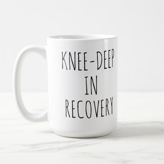Knee Deep In Recovery, Post Surgery Gift コーヒーマグカップ (左)