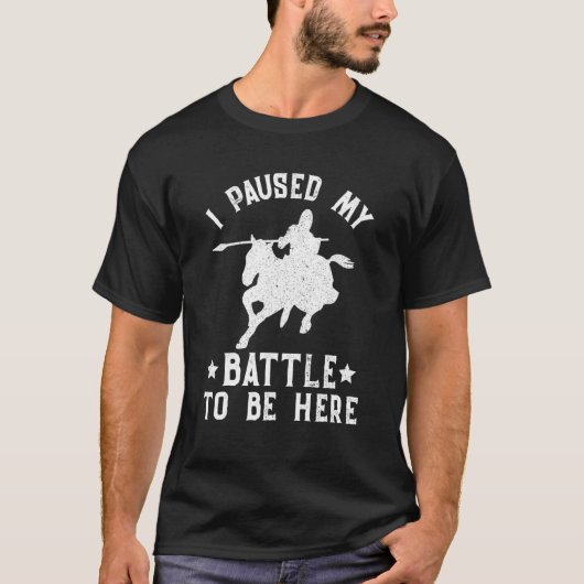 Knight Horse Saying I Paused My Battle To Be Here Tシャツ (正面)