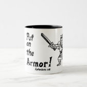 Knight Mugカタパルトの大虐殺のEphesiansの6:11の女性 ツートーンマグカップ (中央)