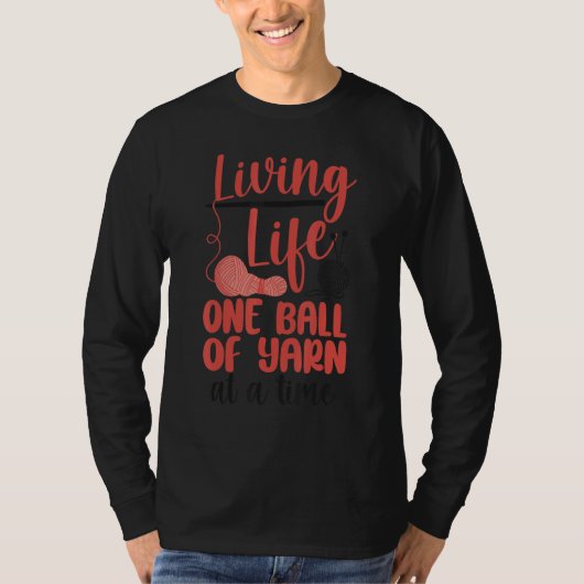 Knitting Knitter Living Life One Ball Of Yarn At A Tシャツ (正面)