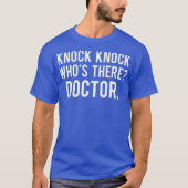 Knock knock whos there doctor T Shirt Funny gift Tシャツ (正面)