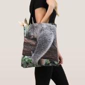 KOALA BEAR SLEEPING ON TREE トートバッグ (クローズアップ)