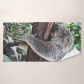 KOALA BEAR SLEEPING ON TREE バスタオル (バスタオル)