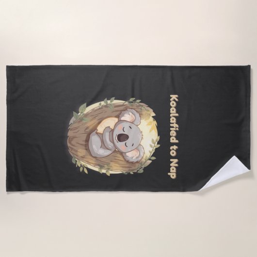 "Koalafied to Nap – Cute Sleepy Koala T-Shirt" ビーチタオル (正面)