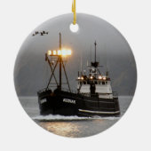 Kodiak、オランダ港、アラスカのカニのボート セラミックオーナメント (裏面)