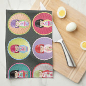 Kokeshiのカラフルな人形 キッチンタオル (四つ折り)