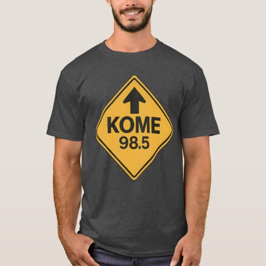 KOME 98.5 FM Road Sign Retro T-Shirt – Yellow Diam Tシャツ (正面)