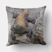 Komodo Dragon Rock Perch Scene クッション (裏面)