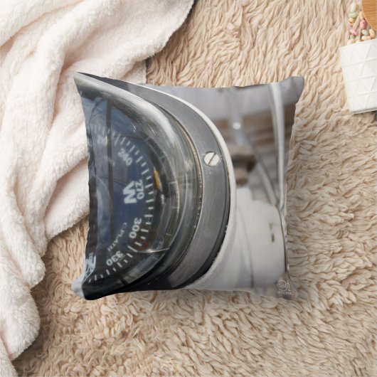 Kompas dat de richting geeft aan een avontuur. クッション (ブランケット)