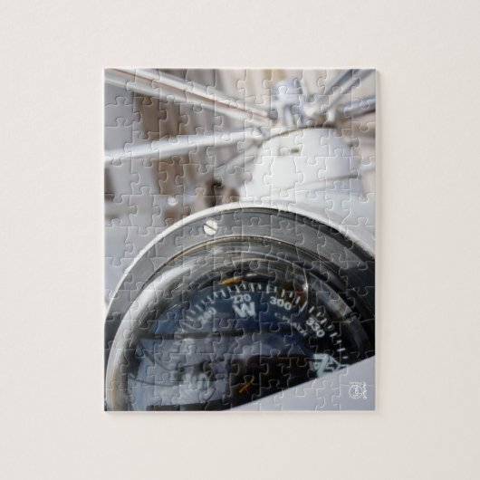 Kompas dat de richting geeft aan een avontuur.  ジグソーパズル (縦)