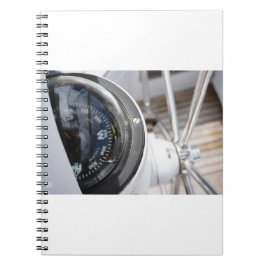 Kompas dat de richting geeft aan een avontuur. ノートブック