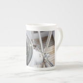 Kompas dat de richting geeft aan een avontuur. ボーンチャイナマグカップ (正面右)