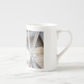 Kompas dat de richting geeft aan een avontuur. ボーンチャイナマグカップ (右)