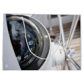 Kompas dat de richting geeft aan een avontuur. ラージペーパーバッグ (裏面)