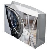 Kompas dat de richting geeft aan een avontuur. ラージペーパーバッグ (裏面アングル)