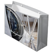 Kompas dat de richting geeft aan een avontuur. ラージペーパーバッグ (正面アングル)