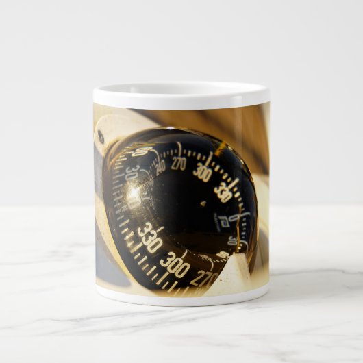 Kompas helpt navigeren en koer behouden. ジャンボコーヒーマグカップ (正面)