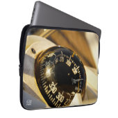 Kompas helpt navigeren en koer behouden.  ラップトップスリーブ (正面右)