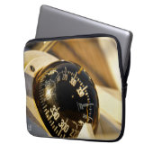 Kompas helpt navigeren en koer behouden.  ラップトップスリーブ (正面左)