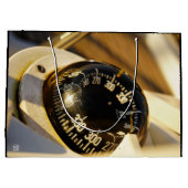 Kompas helpt navigeren en koer behouden.  ラージペーパーバッグ (裏面)