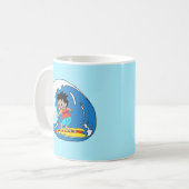 Kona Boy Surfs Big Wave Mug – Hawaiian Surfer Art コーヒーマグカップ (正面左)